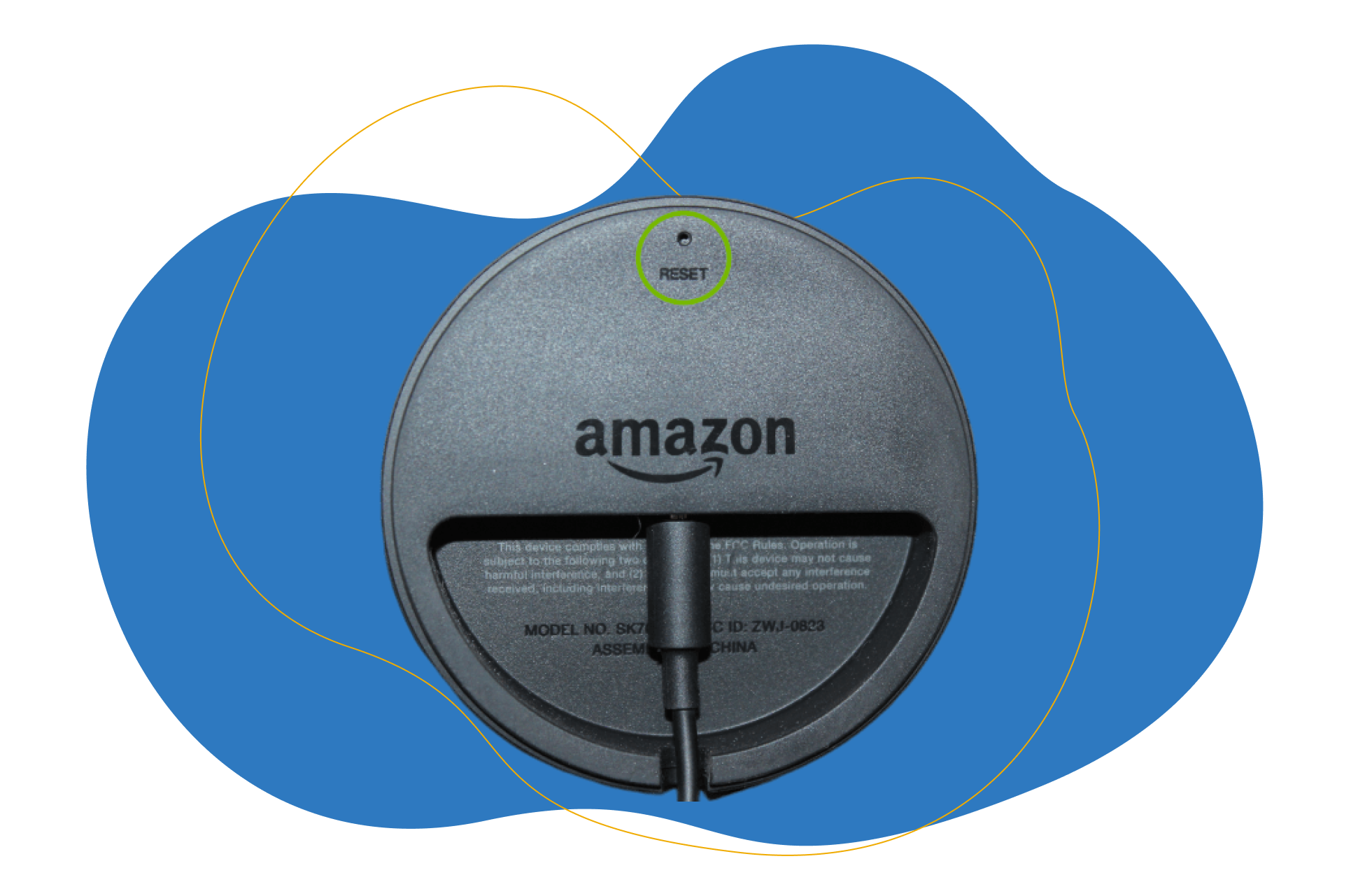 Der Resetknopf eines Alexa Echo Dots der ersten Generation ist in der Nahaufnahme zu sehen.